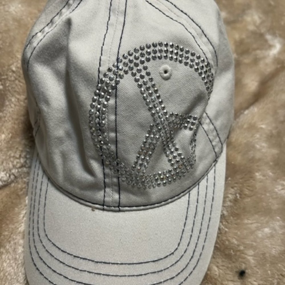 Decky Cream Colored Baseball Cap with Peace Symbol in Silver Studs